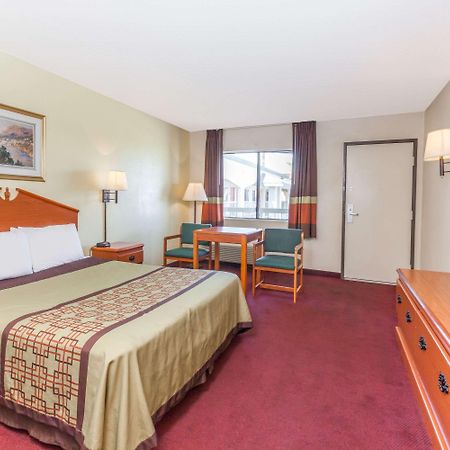 Super 8 By Wyndham Bakersfield/Central Dış mekan fotoğraf