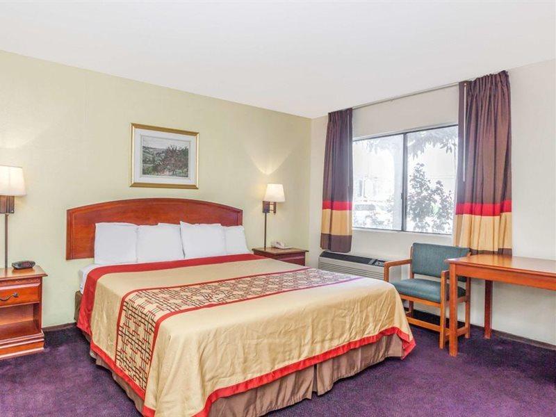 Super 8 By Wyndham Bakersfield/Central Dış mekan fotoğraf