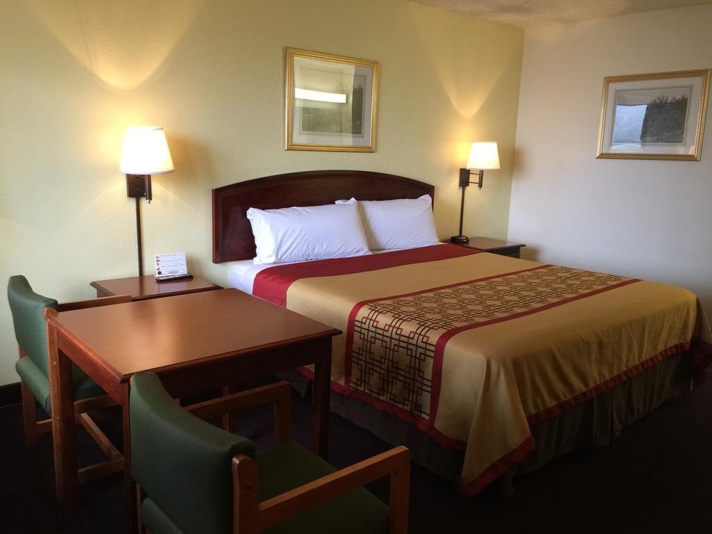 Super 8 By Wyndham Bakersfield/Central Oda fotoğraf