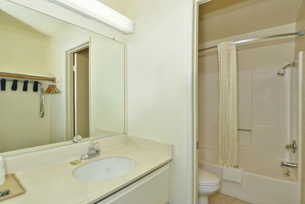 Super 8 By Wyndham Bakersfield/Central Oda fotoğraf