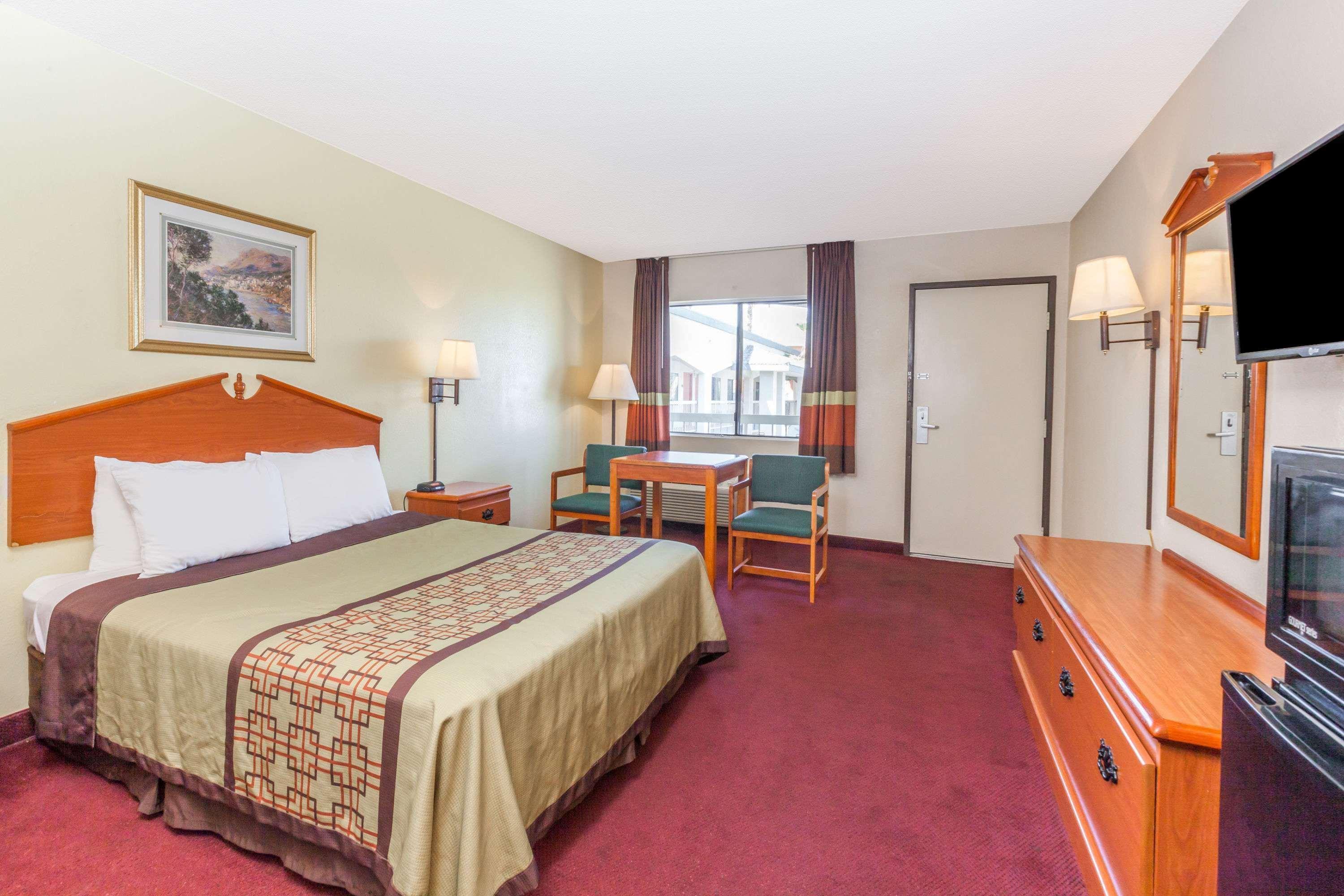 Super 8 By Wyndham Bakersfield/Central Dış mekan fotoğraf