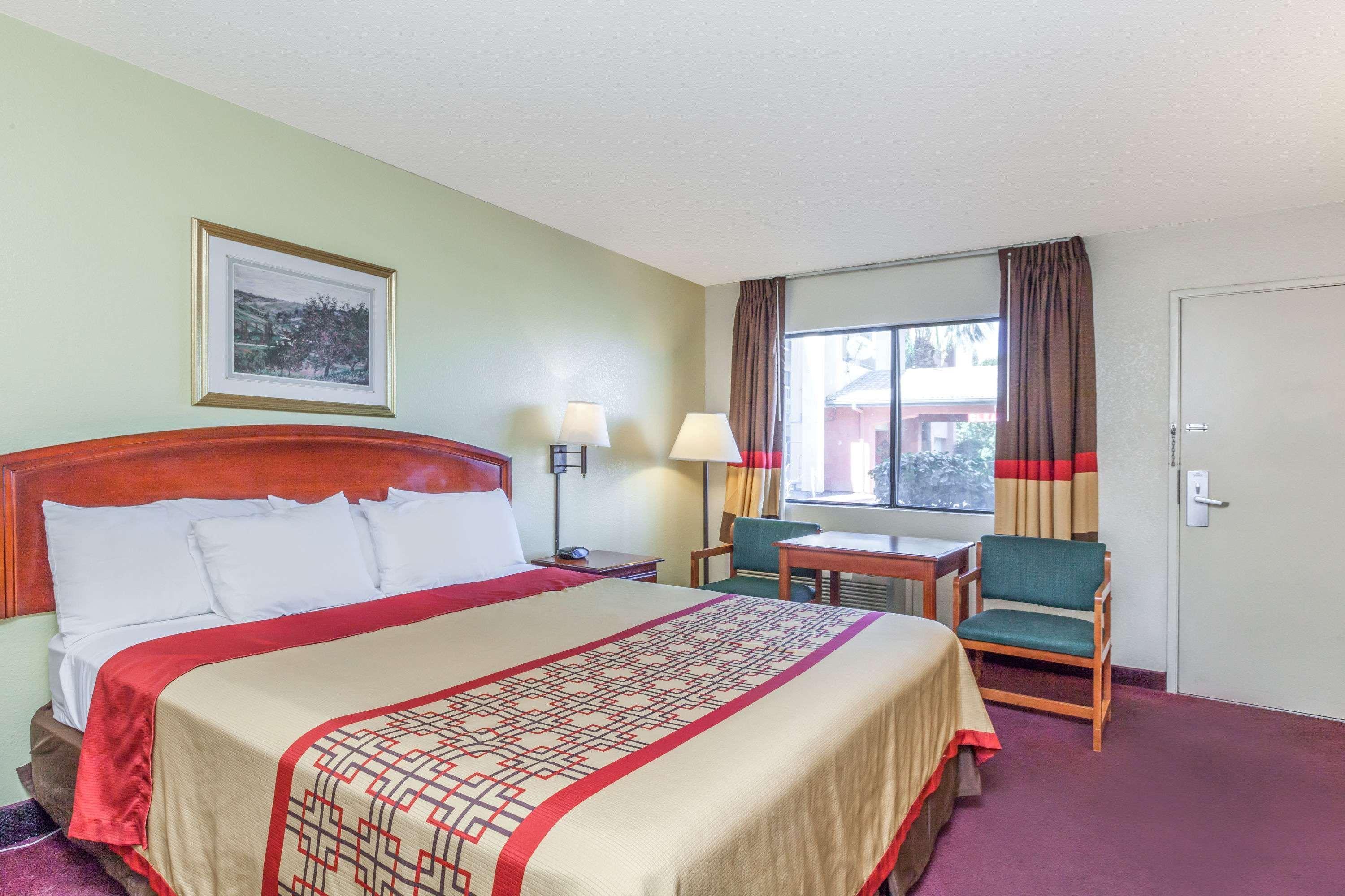 Super 8 By Wyndham Bakersfield/Central Dış mekan fotoğraf