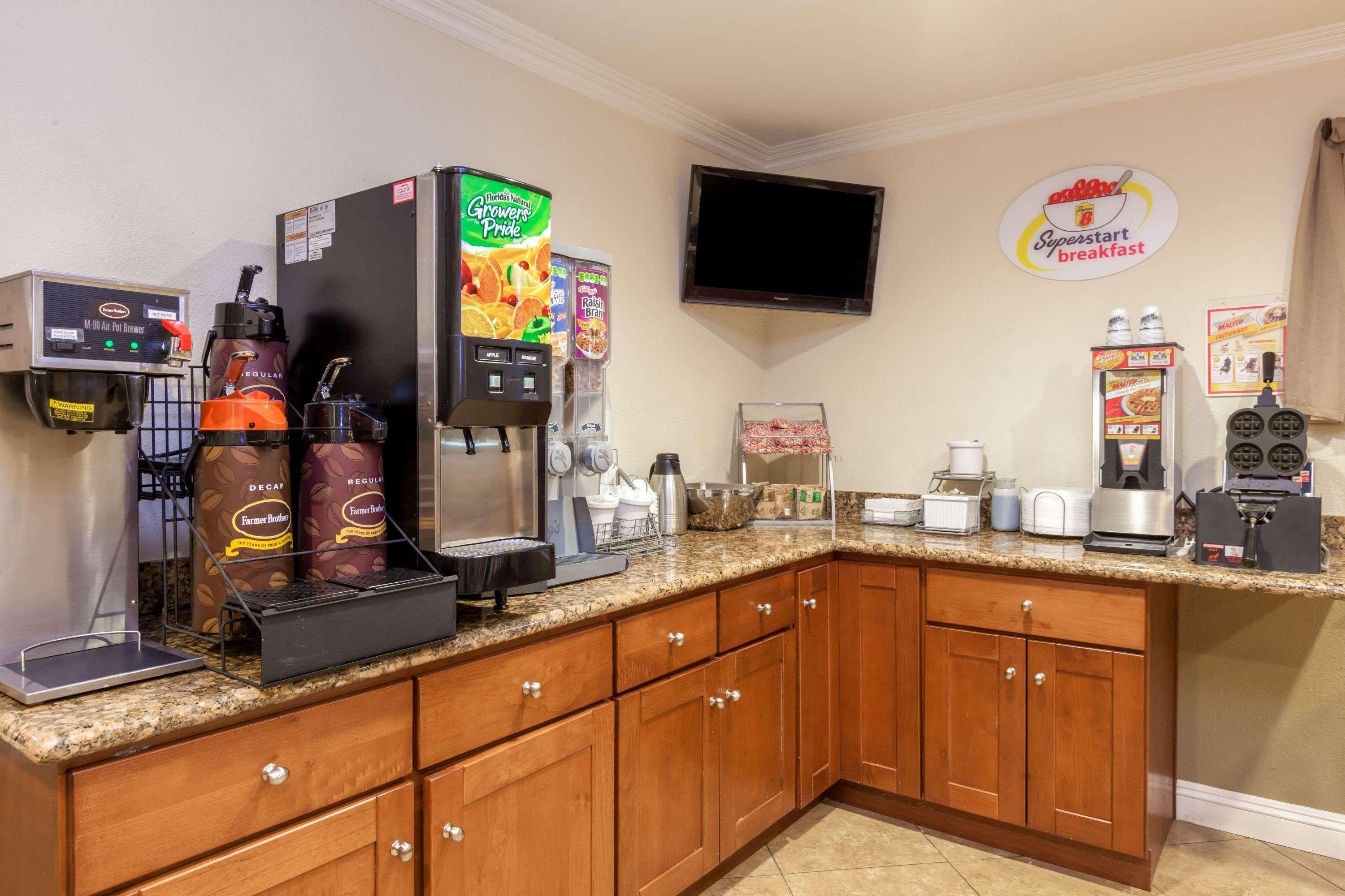 Super 8 By Wyndham Bakersfield/Central Dış mekan fotoğraf