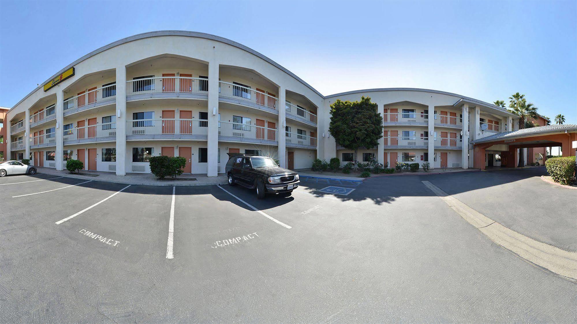 Super 8 By Wyndham Bakersfield/Central Dış mekan fotoğraf